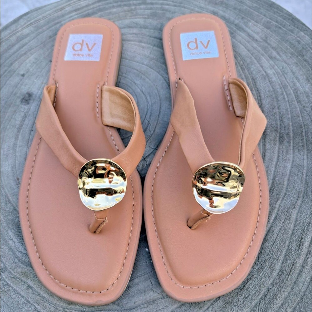 DV Dolce Vita Jespar Tan Thong Sandals Gold Hammered Medallion Womens Sz 8.5